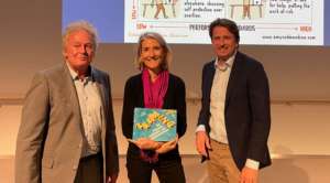 Amy Edmondson eerste exemplaar van het nieuwe boek Teaming van Patrick Davidson en Hans van der Loo (210922, Radboud UMC)